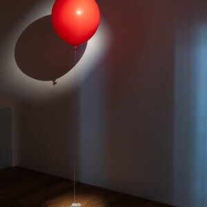 Maaria Wirkkala, * 1954 in Helsinki (FI), lebt in Espoo (FI), SO WHAT, 2013/2025, Zebra, Ballon, Fadenaus: Maaria Wirkkala: NUN MEHR – MEANTIME (2025)Courtesy die Künstlerin