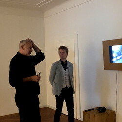 Zlatko Kopljar führte mit Kurator Johannes Rauchenberger durch die Ausstellung 'AUSLÖSCHUNG', 23.11.2024