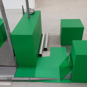 Michael Kienzer: ?Melted into the surroundings Vol. 12? 2023,  verschiedene Materialien, Courtesy des K?nstlers  aus: Michael Kienzer & Anneliese Schrenk: 'Was tun Skulpturen ohne Aufsicht?', KULTUMUSEUM im Spiegelgitterhaus Gleisdorf, 22. Mai bis 31