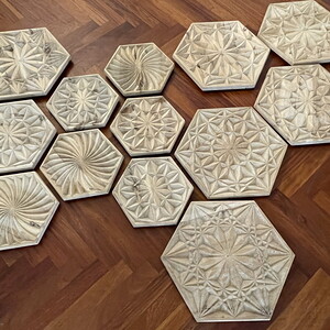 Wilhelm Scheruebl Rosetten, 2019  13 Kerbschnitt-Rosetten in Zirbenholz geschnitten Bodenarbeit, Gr??e variabel 