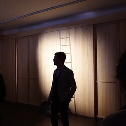 Lange Nacht der Kirchen, 23. Mai 2025: Kurator Johannes Rauchenberger führt durch die Ausstellung 'NUN MEHR – MEAN TIME' von Maaria Wirkkala