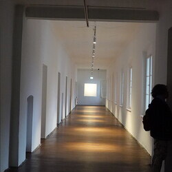 Lange Nacht der Kirchen, 23. Mai 2025: Kurator Johannes Rauchenberger führt durch die Ausstellung 'NUN MEHR – MEAN TIME' von Maaria Wirkkala