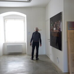 Er?ffnung von Gott hat kein Museum 2 am 12. September 2026