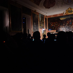 Abschluss der 4. Blumenbergtage am 14.3.26 im Minoritensaal mit einem Live-Hörspiel inszeniert von büro lunaire, nach einem Text von Stefan Schmitzer, mit Kompositionen von A. Bauer, T. Urban, F. Kindlinger, G. T. Pérez, R. Schinwald. Tontechnik B. A