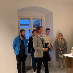 Führung mit Kurator Johannes Rauchenberger durch die Ausstellung 'Auslöschung' von Zlatko Kopljar