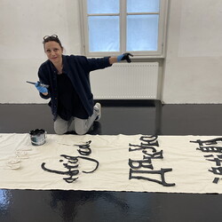 Aufbau der Ausstellung: Zenita Komad: NIE WIEDER KRIEG!KULTUM MUSEUM Graz, J?nner 2024Foto: KULTUM/Aufbauteam