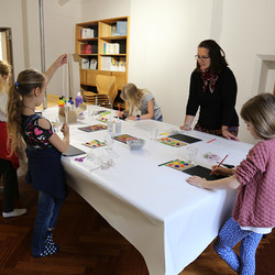 Paradieswerkstatt Malworkshop in der Ausstellung 'Innergärten und Trotzdemblüten' von Alois Neuhold Foto: KULTUM/Andrea Hopper