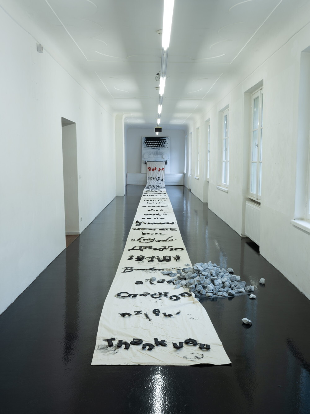 Zenita Komad, Thank You, 2023, Installation, 200 x 150 x 45 cm + 20 Meter Tiefe, Ausstellungsansicht: Zenita Komad: Nie wieder Krieg! KULTUMUSEUM Graz, 3.2.–26.5.2024, Kurator Johannes Rauchenberger