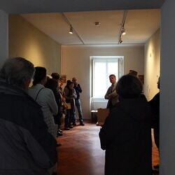 Lange Nacht der Kirchen, 23. Mai 2025: Kurator Johannes Rauchenberger führt durch die Ausstellung 'NUN MEHR – MEAN TIME' von Maaria Wirkkala