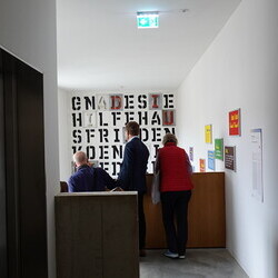 Führung mit Kurator Johannes Rauchenberger und Studierendenvertretungen der Theologiestudierenden aus Wien und Graz durch die Ausstellung 'Gott hat kein Museum' am Samstag, 22.11.2025