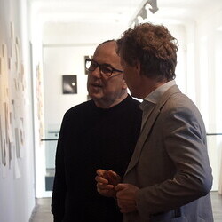                                 Kurator Johannes Rauchenberger mit Adrian Paci in der Ausstellung 'Gott hat kein Museum' am 19.3.2026