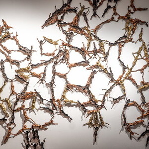 Hermann Glettler,  * 1965 in Übelbach (AT), lebt in Innsbruck (AT)crossfit, 2015/25,  Sargkreuze, verschweißt, Maße variabel,  KULTUMUSEUM Graz, aus: reliqte, reloaded. Zum Erbe christlicher Bildwelte heute (2015) und GOTT HAT KEIN MUSEUM. Aspekte vo