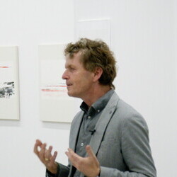 Gerhard Lojen (1935–2005) zum 20. Todestag: Eröffnung KULTUMUSEUM im Spiegelgitterhaus Gleisdorf, 17.10.2025. Kurator Johannes Rauchenberger führt in das Werk des Künstlers ein.