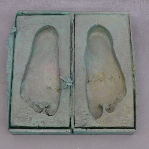 Anneliese Schrenk: Pause, 2022, 32x28x6 cm, Unikataluminiumguss Podologie, ÖlfarbeCourtesy die Künstlerinaus: Michael Kienzer & Anneliese Schrenk: 'Was tun Skulpturen ohne Aufsicht?', KULTUMUSEUM im Spiegelgitterhaus Gleisdorf, 22. Mai bis 31. Aug