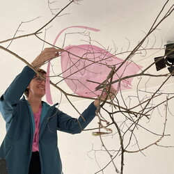 Aufbau der Ausstellung: 'SISTERS OF THE LABYRINTH' von Renate Kordon und Tamara Friebel, KULTUM Graz, 2.-23.März 2024  Foto: KULTUM/Johannes Rauchenberger