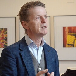 Führung mit Kurator Johannes Rauchenberger und Studierendenvertretungen der Theologiestudierenden aus Wien und Graz durch die Ausstellung 'Gott hat kein Museum' am Samstag, 22.11.2025