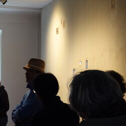 Lange Nacht der Kirchen, 23. Mai 2025: Kurator Johannes Rauchenberger führt durch die Ausstellung 'NUN MEHR – MEAN TIME' von Maaria Wirkkala