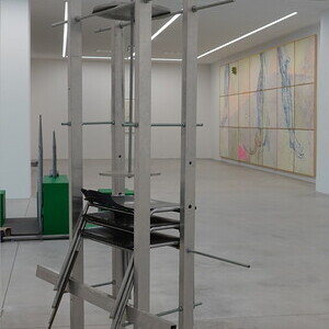 Michael Kienzer: Korsett, 2013, 206x127x60 cm, verschiedene Materialien (Aluminium, Stahlgewindestangen, Holzverbund, Sessel mit Stahlrohr), KULTUMUSEUM Graz, Sammlung Wolfaus: Michael Kienzer & Anneliese Schrenk: 'Was tun Skulpturen ohne Aufsicht?