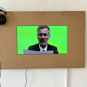 Michael ENDLICHER, Ich möchte Folgendes klarstellen, 2019, Video, Länge: 12 min, Sprache: Deutsch, Ausstellungsansicht: Michael Endlicher: ZEICHEN SPRACHE IRONIE, KULTUM Graz, 11. Mai bis 13. Juli 2024, Kurator: Johannes Rauchenberger