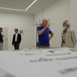 'Was tun Skulpturen ohne Aufsicht?' - Michael Kienzer und Anneliese Schrenk,KULTUMUSEUM im Spiegelgitterhaus Gleisdorf, 22. Mai 2026, Eröffnung: Kurator Johannes Rauchenberger