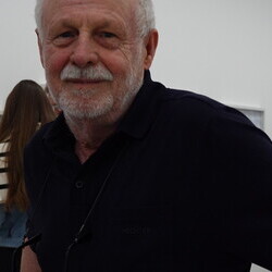                                 Er?ffnung der Sommer-Ausstellung im Spiegelgitterhaus Gleisdorf am 20. Juni 2025:  'round and round she goes  and where she stops nobody knows'Eine Ausstellung ?ber die ZEIT, kuratiert von zweintopf Mit Werken von M