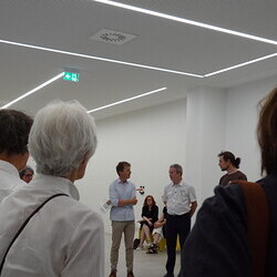                                 Er?ffnung der Sommer-Ausstellung im Spiegelgitterhaus Gleisdorf am 20. Juni 2025:  'round and round she goes  and where she stops nobody knows'Eine Ausstellung ?ber die ZEIT, kuratiert von zweintopf Mit Werken von M