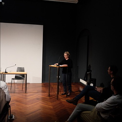 Mit einem Bein steht dieser Dichter in Argentinien, mit dem anderen erreicht er den Abend. Was Fedor Pellmann, der unter Supermarktjunkies, sp?ten Fischreihern und Ausfahrern in Buenos Aires abwartende Dichter aus M?nchen, in seinem Gedichtband ?Nur 