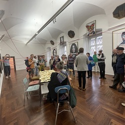 Lange Nacht der Kirchen 2024_'Nie wieder Krieg!'_Zenita Komad_Kuratorenführung. Foto: KULTUM