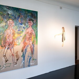 Guillaume Bruère, * 1976 in Châtellerault (FR), lebt in Berlin (DE), 11.12.2019, Acryl, Ölkreide auf Leinen, 200 x 150 cm, KULTUMUSEUM, aus: Guillaume Bruère: DEAD & ALIVE. Alte Meister (2021)  Iris Christine Aue, * 1983 in Wien (AT), lebt und ar