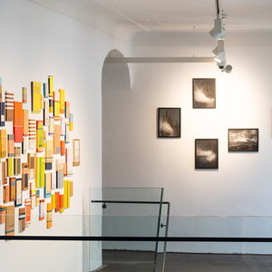 Heribert Friedl, * 1969 in Feldbach (AT), lebt in Wien (AT), 100 POEMS, 2021–2024, Acryl auf MDF-Platten, unterschiedliche Größen, KULTUMUSEUM Graz, aus: Heribert Friedl, 100 Poems (2023/24)Caroline Heider,  * 1978 in München (DE), lebt in Wien 