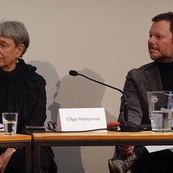 Nachwort der Dichter: Verse vom himmlischen Drucksatz | Poesie lesen von Oleg Jurjew am 26. November 2025 im[Cubus] mit Daniel Jurjew, Olga Marynova, Peter Waterhouse, Kathrin Schmidt und Richard Obermayr. Einf?hrung und Gespr?ch von Andreas Unterweg