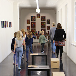 Paradieswerkstatt Malworkshop in der Ausstellung 'Innergärten und Trotzdemblüten' von Alois Neuhold Foto: KULTUM/Andrea Hopper