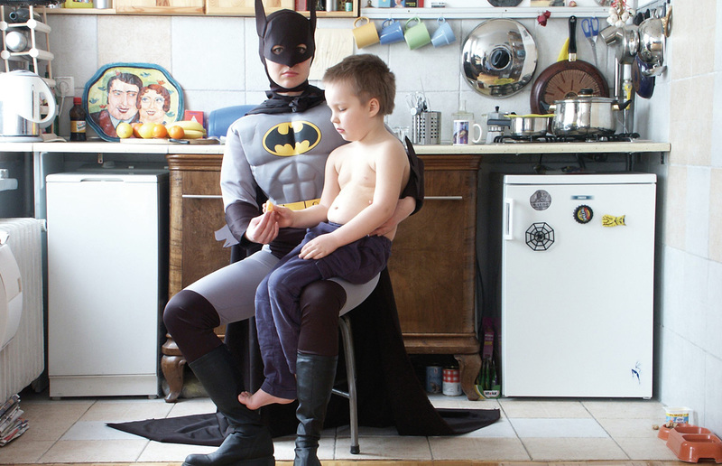 Supermother: Batman, Superman, Spiderman, 2002, Triptychon, C-Print auf Aluminium, je 100x150 cm, KULTUMdepot Graz, aus: mutter. Neue Bilder in zeitgenössischer Kunst (2010) / Elzbieta Jabłońska