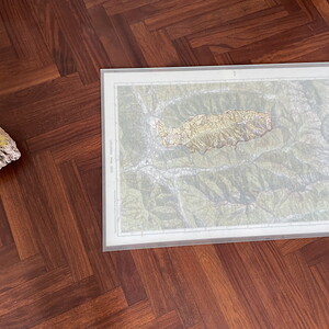 Wilhelm Scheruebl Der gelbe Weg, 2005/06  Multimedia-Installation, analoge Dias und digitale Fotos,?  Landkarte, Glasplatte sandgestrahlt, Stein mit Markierung  Rauminstallation 