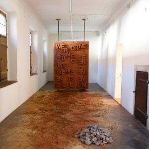 Zenta Komad, Wer von euch ohne Sünde ist, werfe den ersten Stein, 2023, 200x150, Installation mit Steinen und Sand  Ausstellungsansicht: Zenita Komad: Nie wieder Krieg! KULTUMUSEUM Graz, 3.2.–26.5.2024 Kurator Johannes Rauchenberger