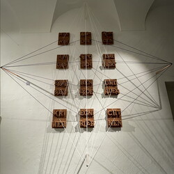 Aufbau der Ausstellung: Zenita Komad: NIE WIEDER KRIEG!KULTUM MUSEUM Graz, J?nner 2024Foto: KULTUM/Aufbauteam