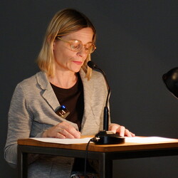 DER DOPPELTE GAST: Petra Ganglbauer und Auguste LaarUNUNTERBROCHEN (SCHWARZ) SEHENMittwoch, 10. Mai 2023, 19 UhrKULTUM [Im Cubus]EINF?HRUNG: Barbara RauchenbergerFoto: J.Rauchenberger/A. Babahmetovic