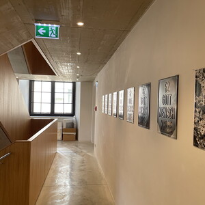 Michael Endlicher, 62er Kopfbleche, 2016/2022, bedrucktes und geprägtes Aluminiumblech, 40x30 cm, 3+1, Ausstellungsansicht: Michael Endlicher: ZEICHEN SPRACHE IRONIE, KULTUM Graz, 11. Mai bis 13. Juli 2024, Kurator: Johannes Rauchenberger