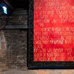 Hannes Priesch*1954 in Volkersdorf (AT), lebt in  Semriach (AT), God‘s Statement (Deut. 32: 39-42), 2004, Acryl auf Baumwollgewebe, 228,5 x 152,5 cm, Courtesy des Künstlers