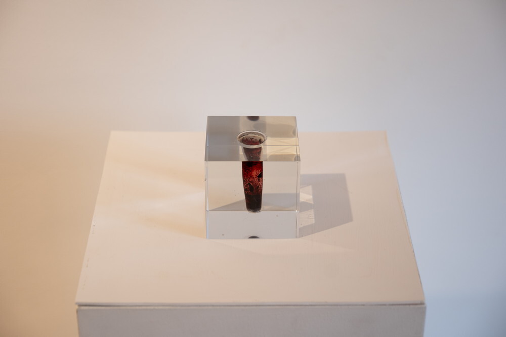 Foto: KULTUM/Adnan Babahmetovic Zlatko Kopljar, K8, 2002, Performance, Kristallcubus mit Blut, Fotodokumentation Video, Dauer: 7‘, Gallery Miroslav Kraljević, Zagreb, 2002Kamera: Davor Mezak; Fotograf: Mio VesovićKULTUMUSEUM Graz, aus: Mitleid | Compassion (2012)Ausstellungsa