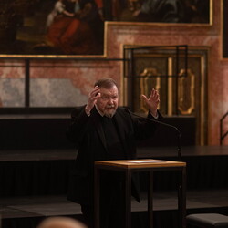 Im Bann (s)einer großen Erzählung: Josef Fink (1941–1999)Eröffnung im Minoritensaal, 28. Februar 2025Mit Johannes Rauchenberger, Elisabeth Koller (Kuratoren)Generalvika Erich Linhardt, Walter Prügger, Leiter des Ressorts 'Bildung, Kunst und Kultu