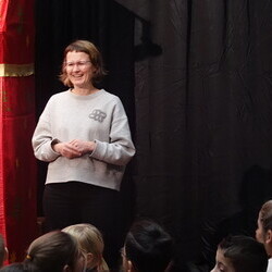          Kathrin Kapeundl begrüßt die Kinder:                        Weihnachten bei Opa Franz / Marotte Figurentheater im KULTUM: 30.11./1.12.2025