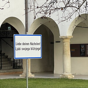 Zenita Komad, Liebe Deinen Nächsten!, 2023, Straßenschild, KULTUMUSEUM Graz, aus: Zenita Komad: Nie wieder Krieg! (2024)