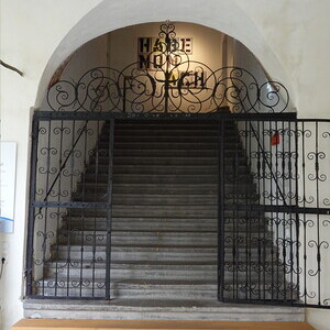                                 Maaria Wirkkala,  * 1954 in Helsinki (FI), lebt in Espoo (FI),  ASPIRATION, 2025,  Eichenstufe vergoldet, Kreuzgang des Minoritenklosters,  Eingang ins KULTUMUSEUM Graz,  aus: Maaria Wirkkala: NUN MEHR ? MEANTIME (2025