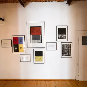 Peter Angerer: „Die Erfindung der Realität“,ab 2017, 19 Unikatgrafiken, Monotypie,Elementendruck, Text, 14 Arbeiten „Die Erfindungder Realität“ 2017 je 59,4cm x 42cm,1 Arbeit „Read/Real“ 2019, 70cm x 50cm, 2Arbeiten „Visible“ 2019, „Real/Unreal“