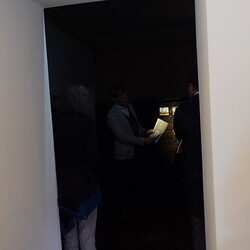 Lange Nacht der Kirchen, 23. Mai 2025: Kurator Johannes Rauchenberger führt durch die Ausstellung 'NUN MEHR – MEAN TIME' von Maaria Wirkkala