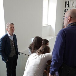 Führung mit Kurator Johannes Rauchenberger und Studierendenvertretungen der Theologiestudierenden aus Wien und Graz durch die Ausstellung 'Gott hat kein Museum' am Samstag, 22.11.2025