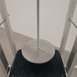 Michael Kienzer: Korsett, 2013, 206x127x60 cm, verschiedene Materialien (Aluminium, Stahlgewindestangen, Holzverbund, Sessel mit Stahlrohr), KULTUMUSEUM Graz, Sammlung Wolfaus: Michael Kienzer & Anneliese Schrenk: 'Was tun Skulpturen ohne Aufsicht?