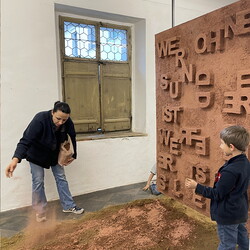 Aufbau der Ausstellung: Zenita Komad: NIE WIEDER KRIEG!KULTUM MUSEUM Graz, J?nner 2024Foto: KULTUM/Aufbauteam