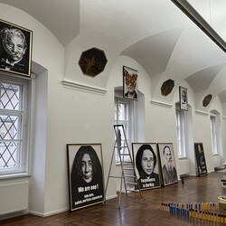 Aufbau der Ausstellung: Zenita Komad: NIE WIEDER KRIEG!KULTUM MUSEUM Graz, J?nner 2024Foto: KULTUM/Aufbauteam